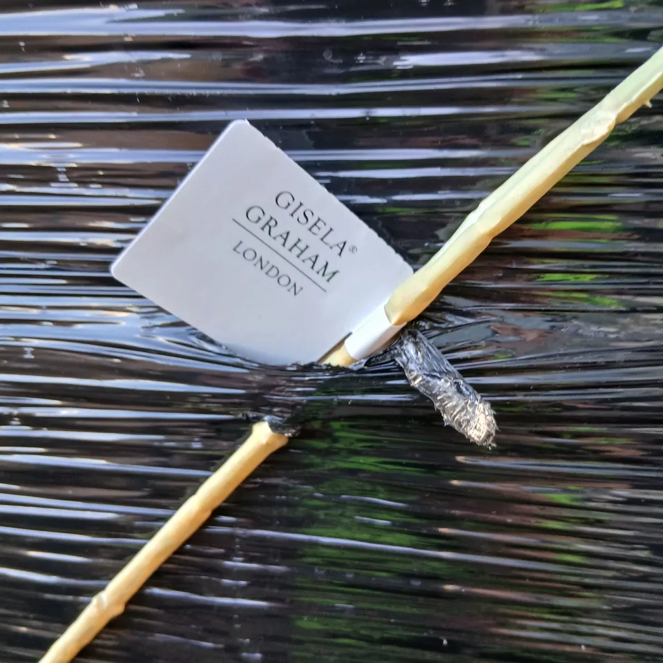 APPROXIMATELY 12 BRAND NEW GISELA GRAHAM LONDON ARTIFICIAL ROSE STEM BOUQUET