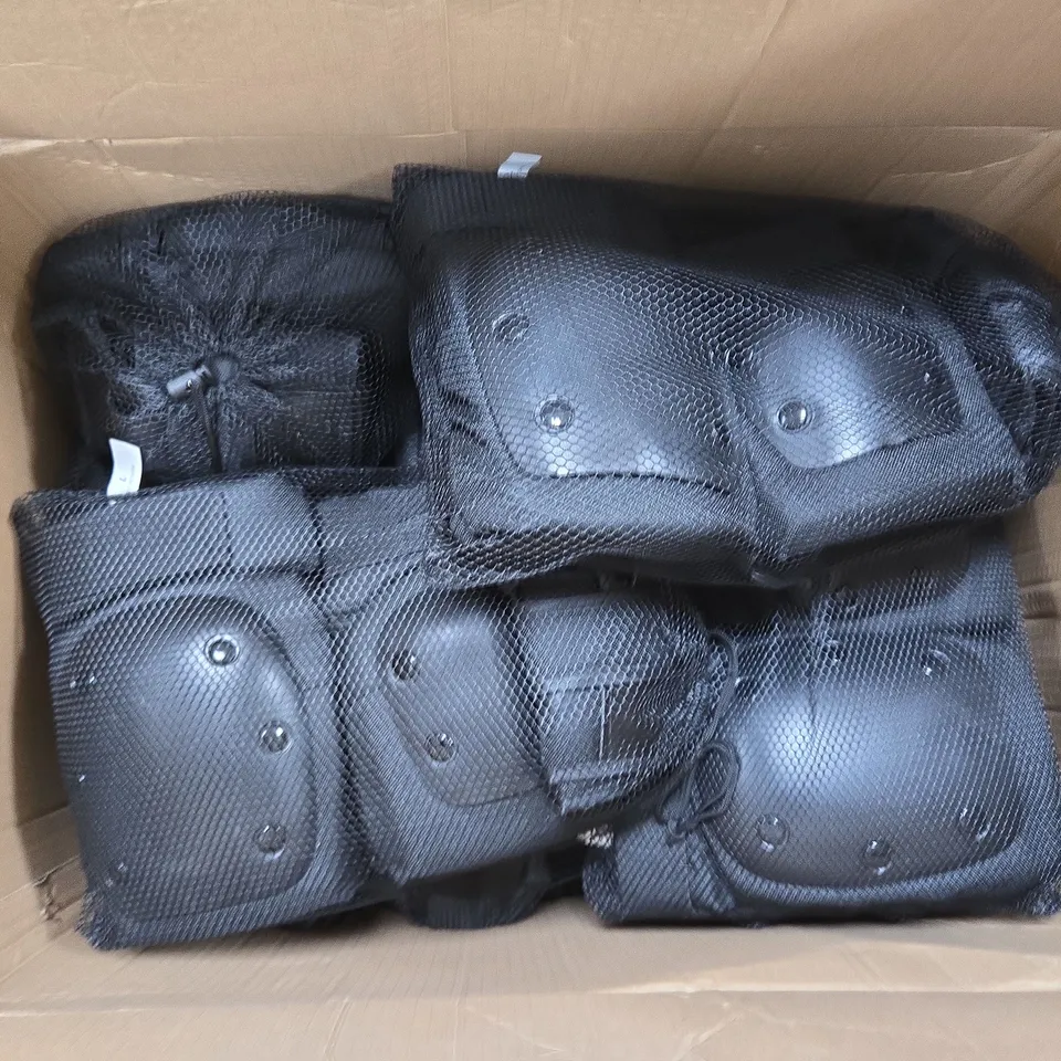 APPROXIMATELY 15 PAIRS OF KNEE PADS IN BLACK
