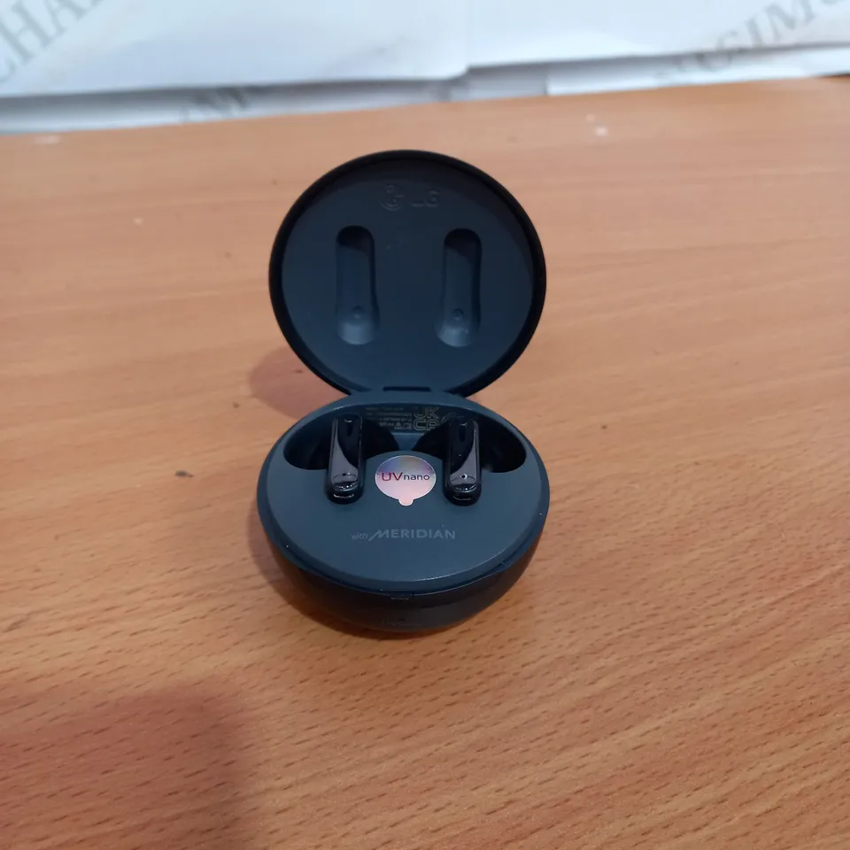LG UV NANO WITH MERIDIAN WIRELESS EARPHONES, BLACK 