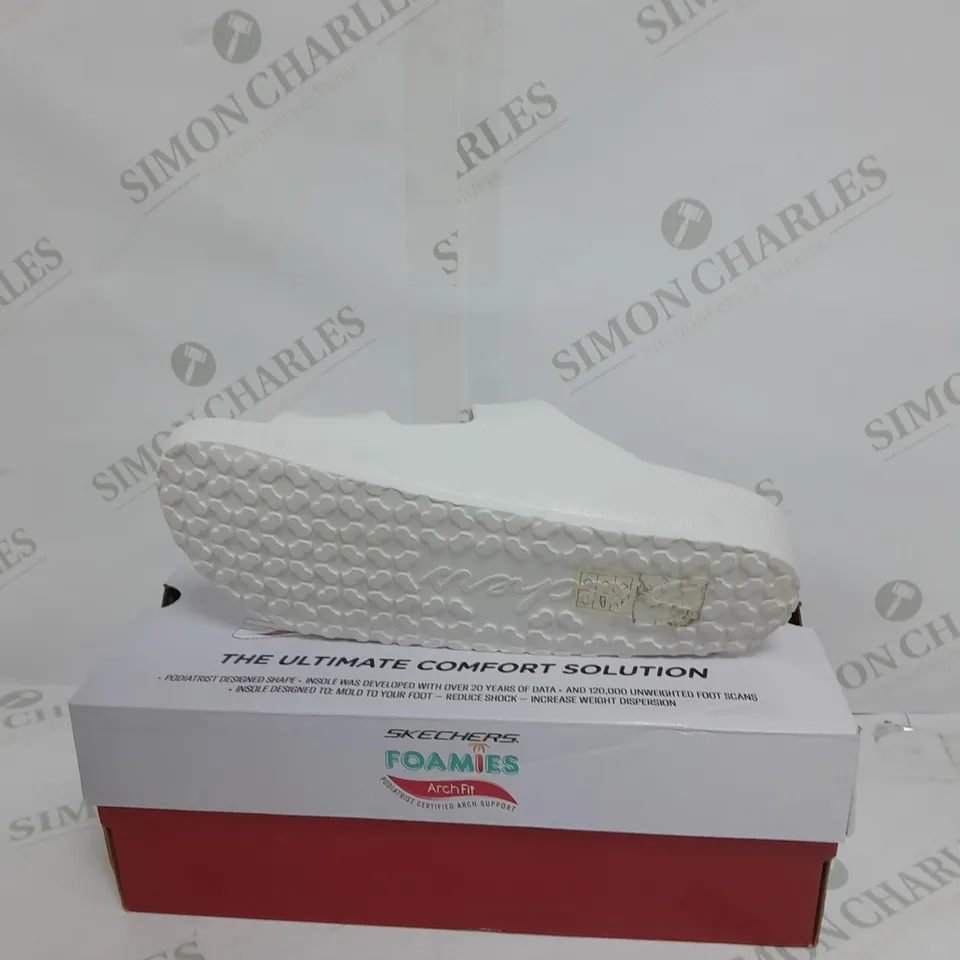 BOXED PAIR OF SKECHERS ARCH FIT FOAMIES SLIDE SANDALS IN WHITE SIZE 5