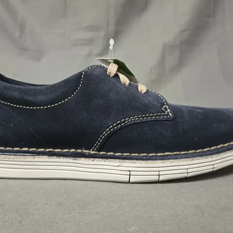 BOXED PAIR OF COLLECTION BY CLARKS FORGE VIBE SHOES IN NAVY UK SIZE 6.5