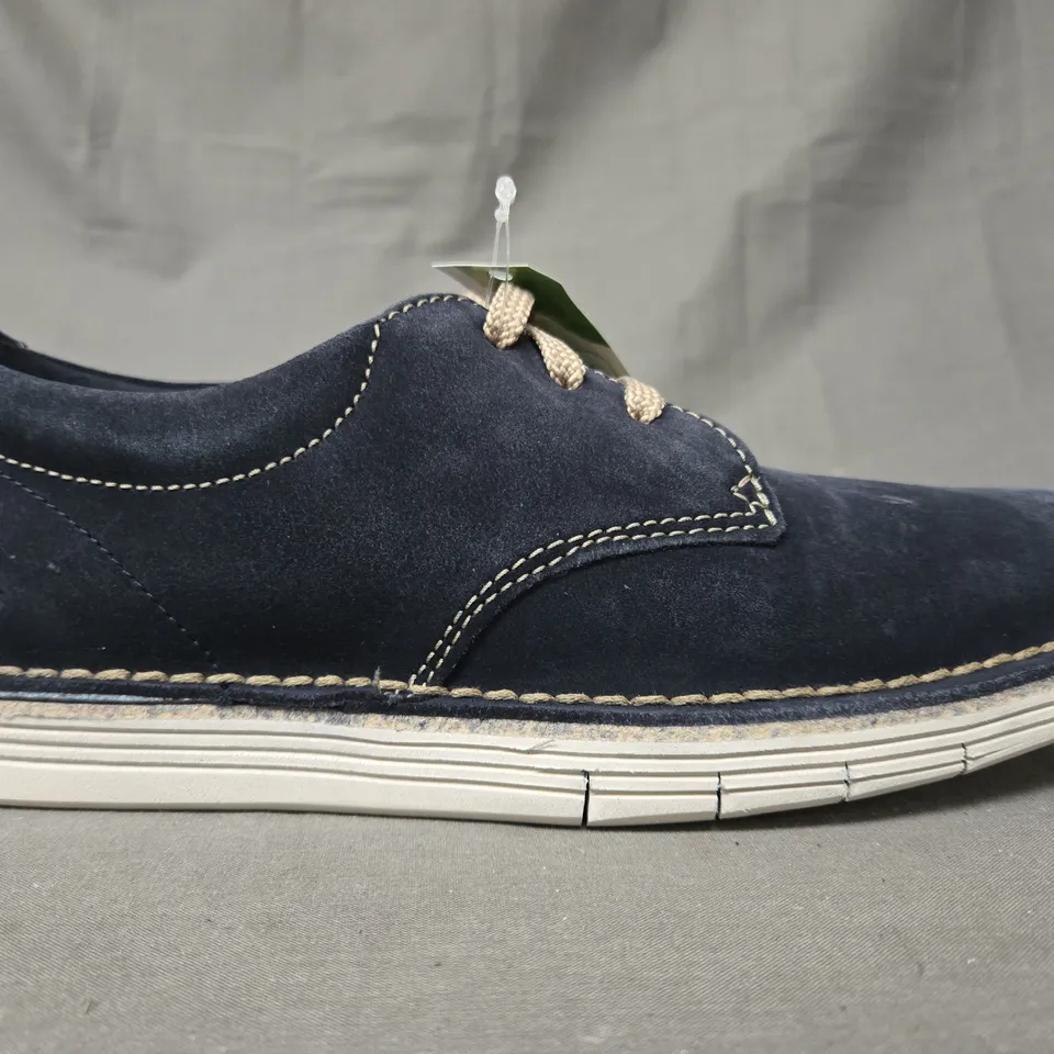 BOXED PAIR OF COLLECTION BY CLARKS FORGE VIBE SHOES IN NAVY UK SIZE 6.5