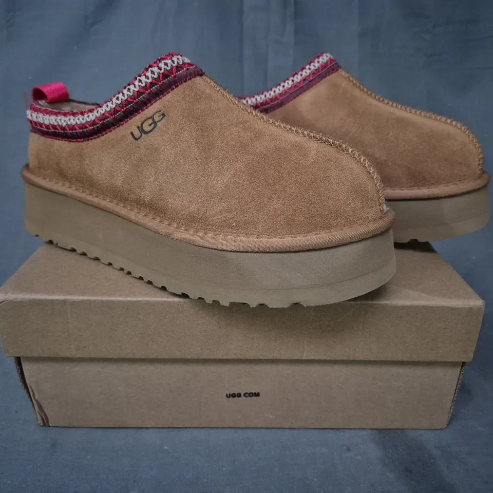 BOXED PAIR OF UGG WOMEN'S DAKOTA SHOES IN CHESTNUT UK SIZE 8