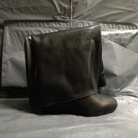 BOXED PAIR OF UNBRANDED KNEE-HIGH BOOTS IN BLACK SIZE 5