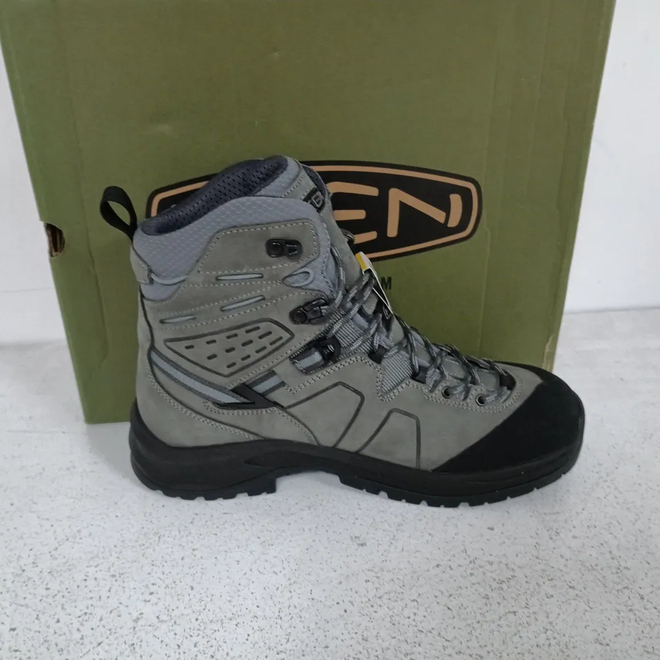 BOXED PAIR OF KEEN KARRAIG MID WP BOOTS IN GREY - UK 7