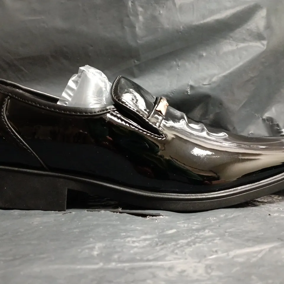 BOXED PAIR OF UNBRANDED LOAFERS IN GLOSSY BLACK ASIAN SIZE 250