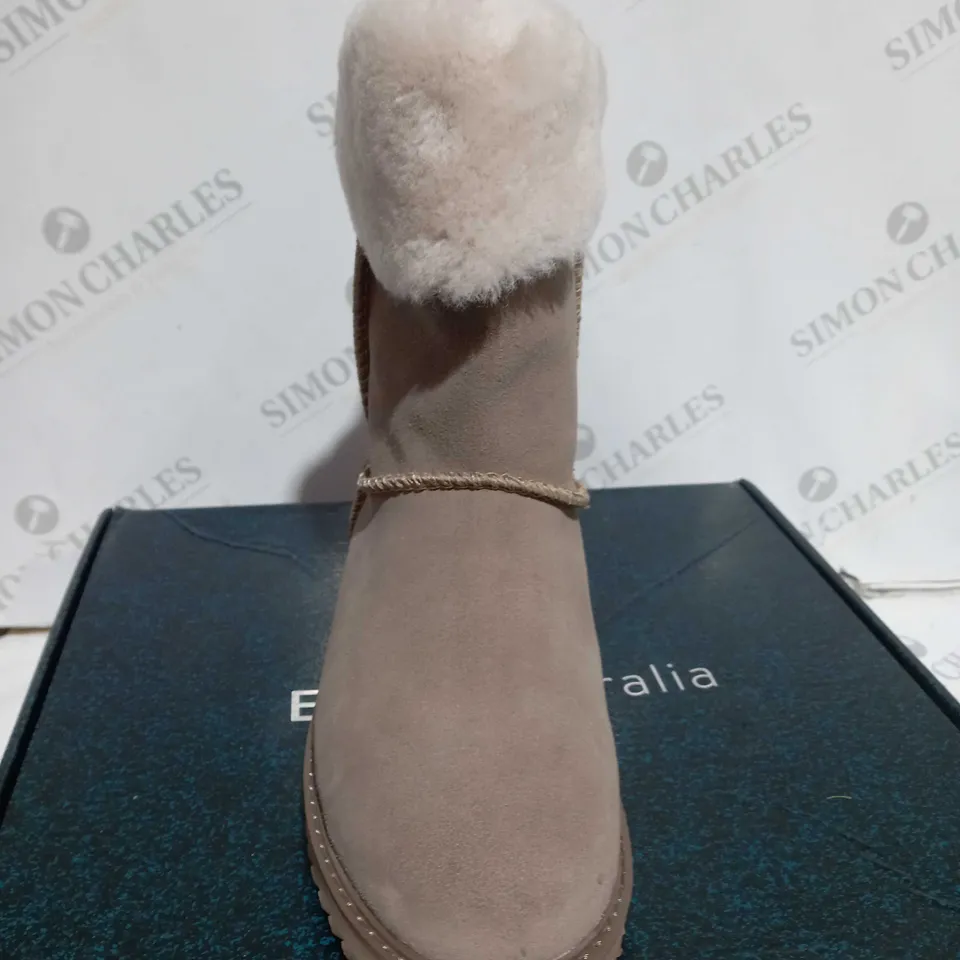 BOXED PAIR OF EMU BIRDWOOD BOOTS IN MUSHROOM UK SIZE 6