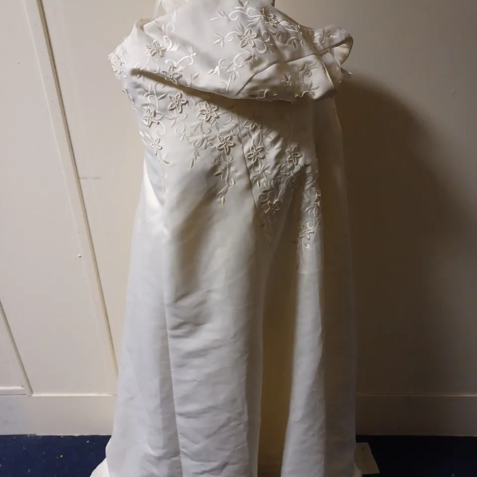 BENJAMIN ROBERTS EMBORDERED SLEEVELESS BRIDAL DRESS IN IVORY - 16