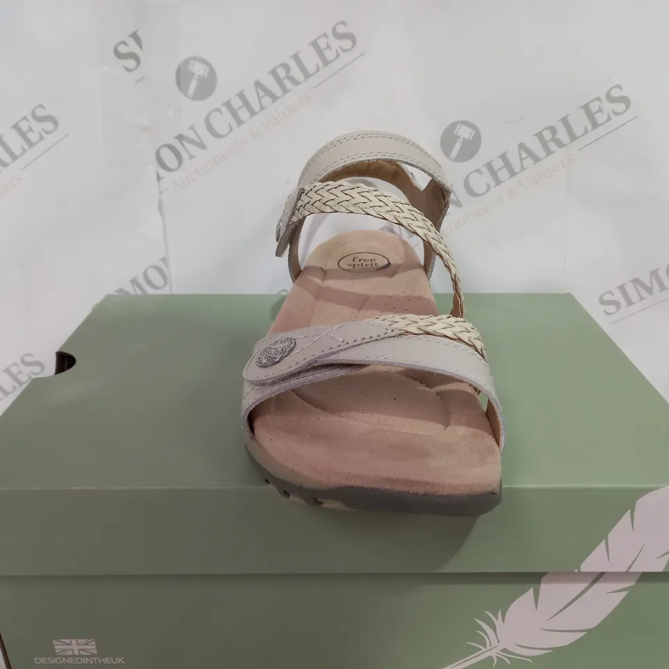 BOXED FREE SPIRIT MALIBU HIGH FLAT SANDLAS WITH OPEN TOE - SIZE 7