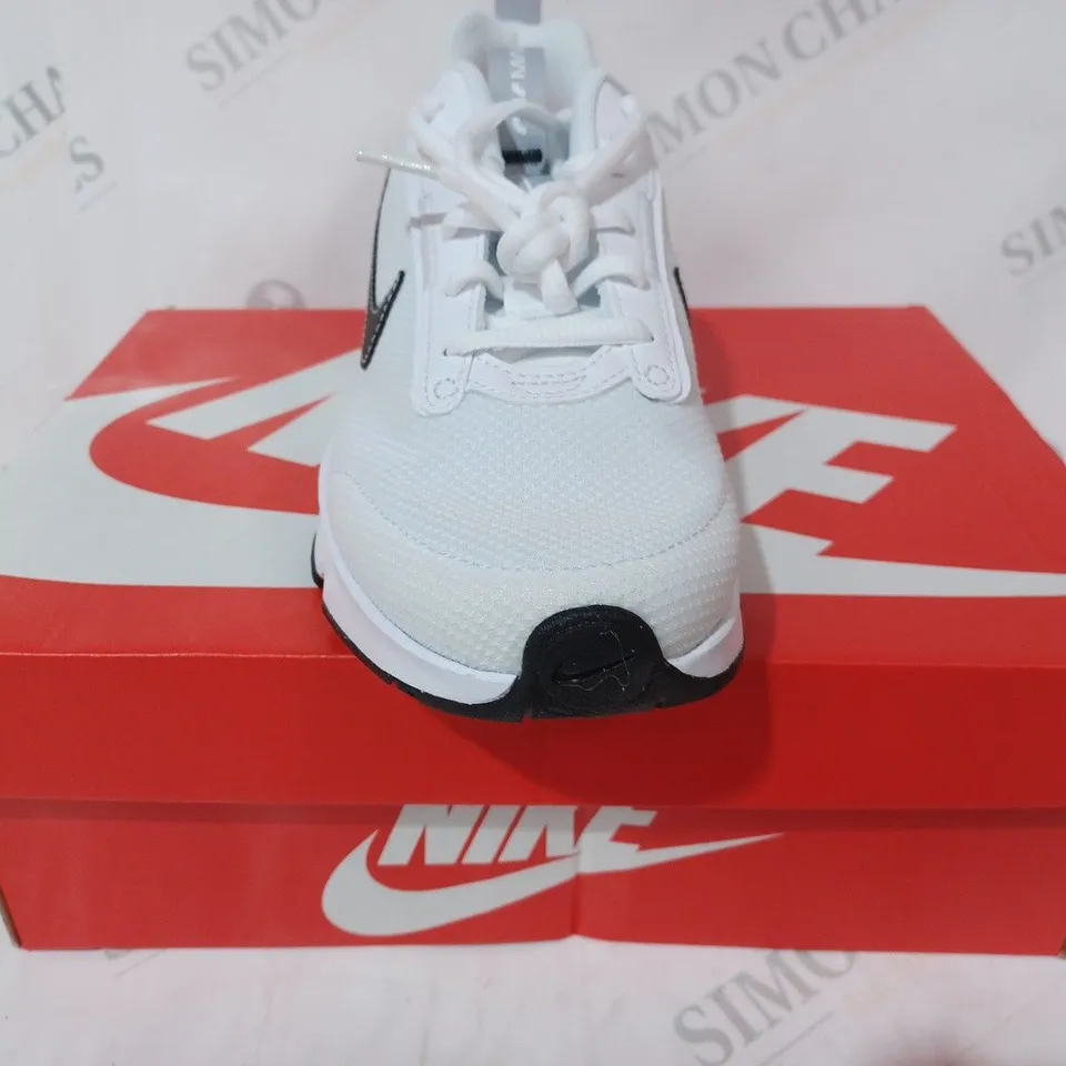 BOXED PAIR OF NIKE AIR MAX INTRLK LITE SHOE IN WHITE/BLACK UK SIZE 4.5