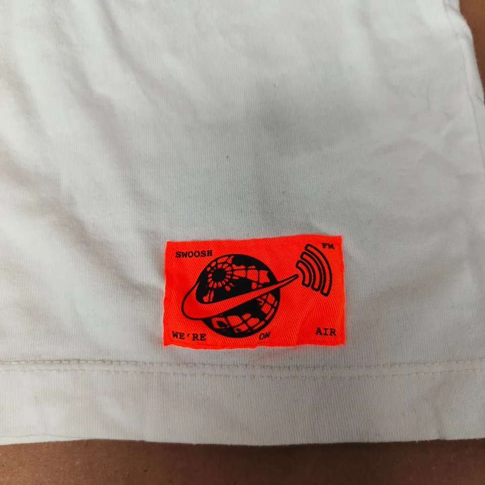 NIKE GRAPHIC TEE - SIZE LARGE M