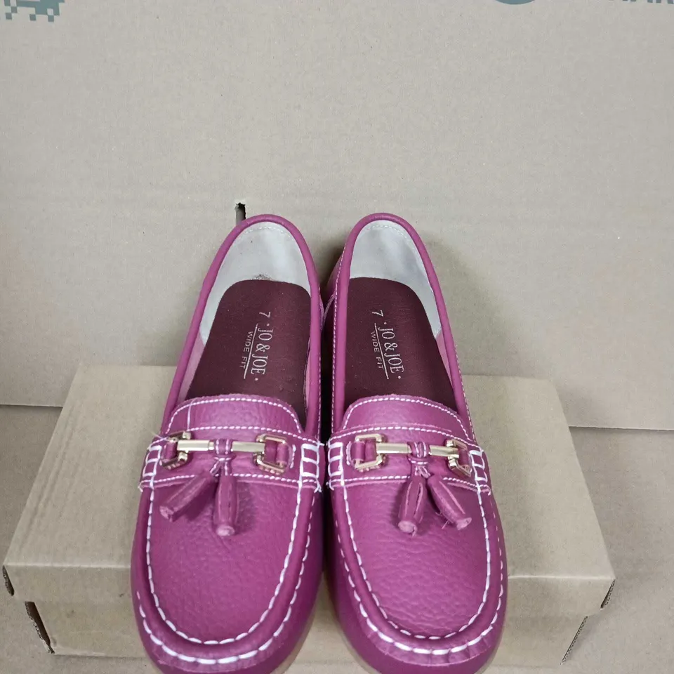 BOXED PAIR OF JO & JOES LADIES' MAGENTA LEATHER TASSEL LOAFERS – WIDE FIT - UK SIZE 7