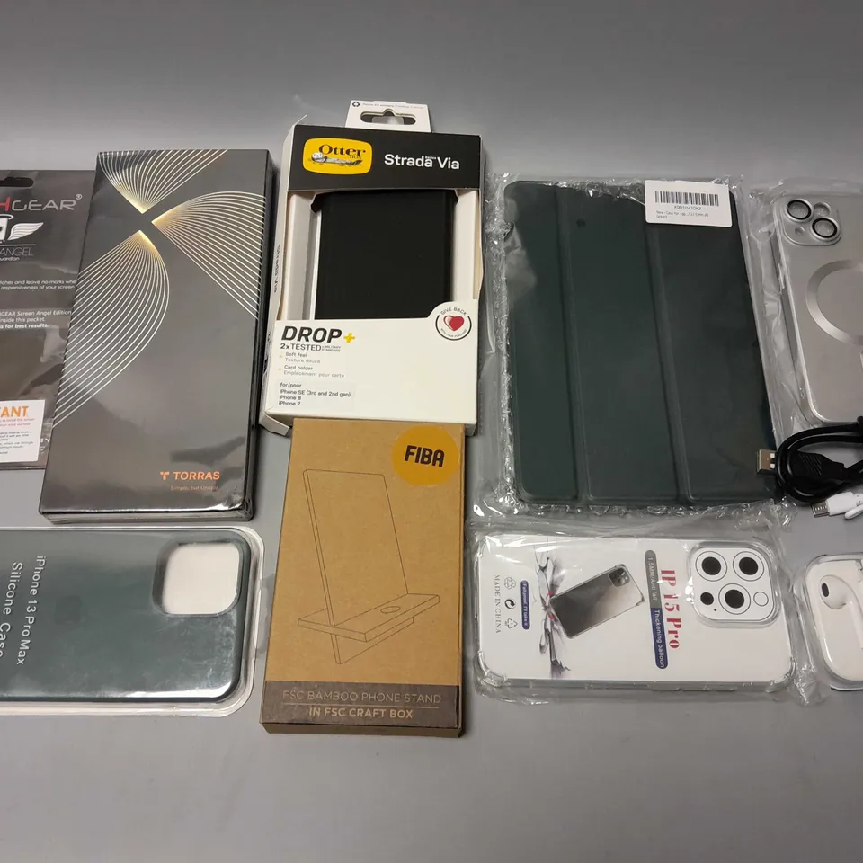 APPROXIMATELY 30 ASSORTED SMARTPHONE/TABLET ACCESSORIES TO INCLUDE PROTECTIVE CASES, CHARGING CABLES, USB PLUGS ETC 