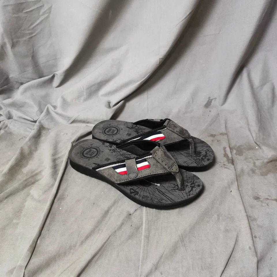 URBAN JACKS GREY FLIP FLOPS WITH RED, WHITE & NAVY STRAPS – MEN'S SANDALS EU SIZE 42