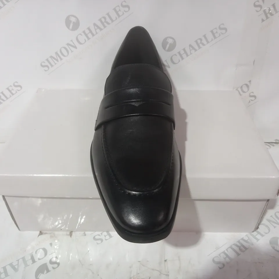BOXED PAIR OF KURT GEIGER TOMMY LEATHER LOAFERS IN BLACK EU SIZE 46