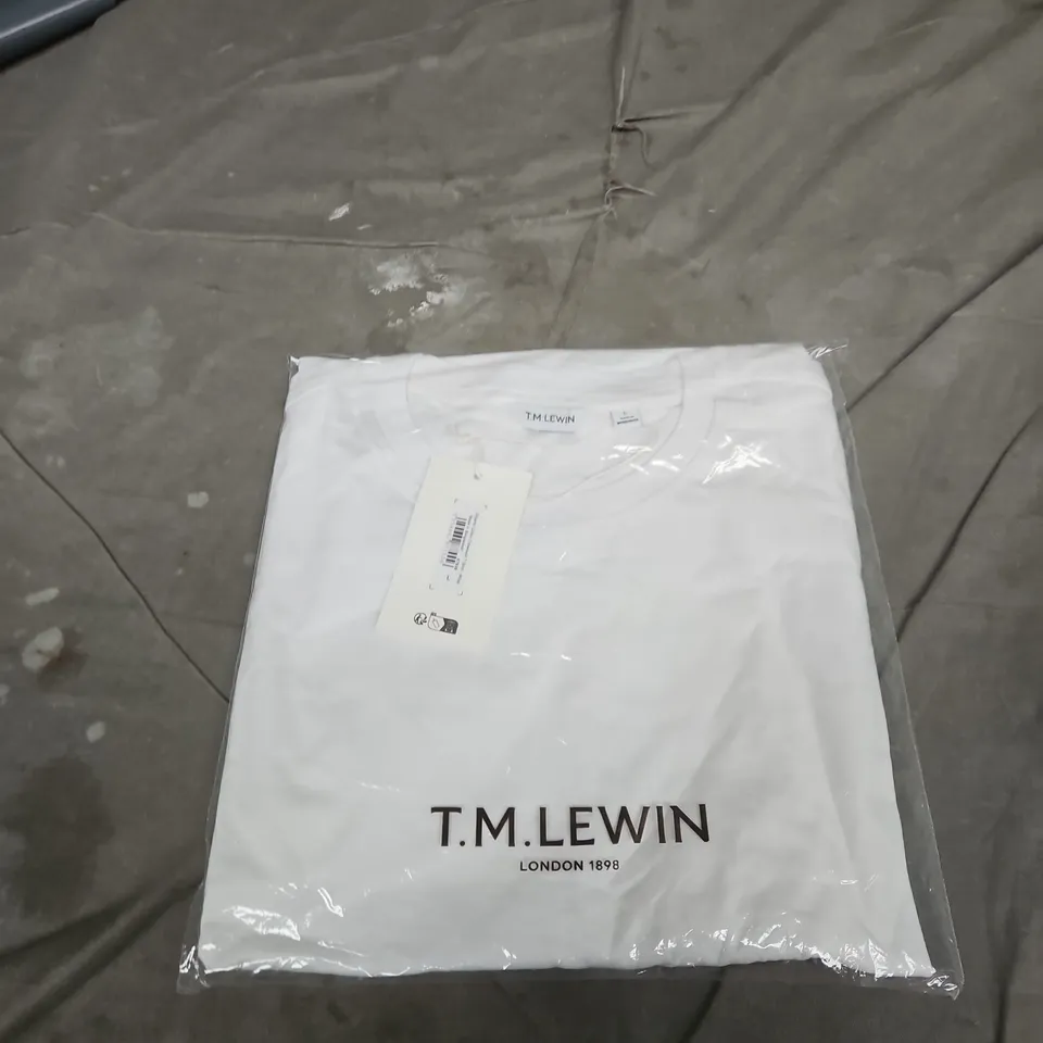 BOX OF APPROXIMATELY 15 ASSORTED CLOTHING ITEMS TO INCLUDE: TM LEWIN T-SHIRTS 