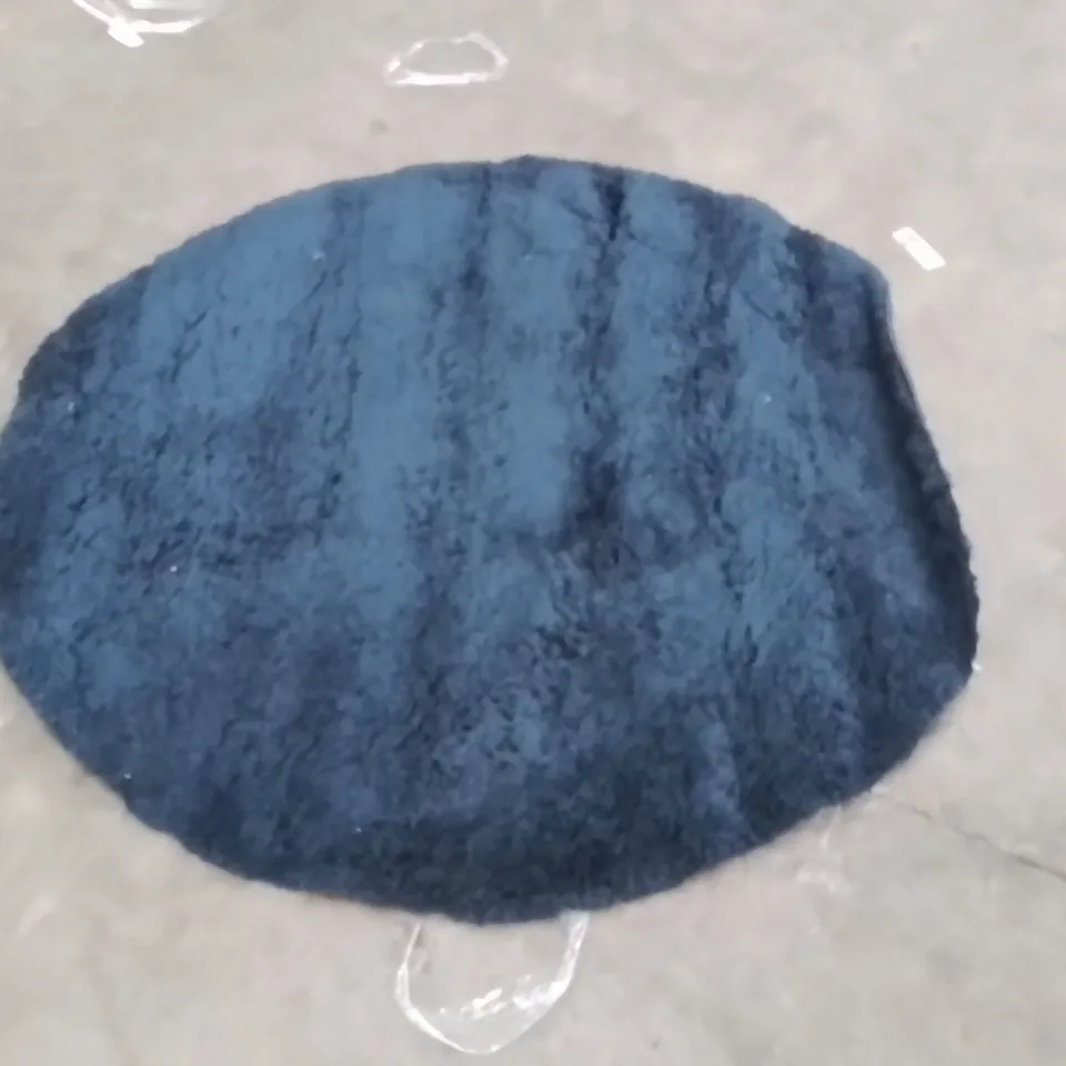 QUALITY DESIGNER AREA RUG - APPROXIMATELY 140X140CM