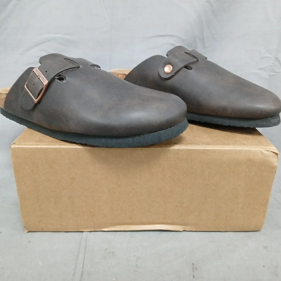 BOXED PAIR OF EVERAU SHOES IN BROWN OILED LEATHER SIZE EU 38
