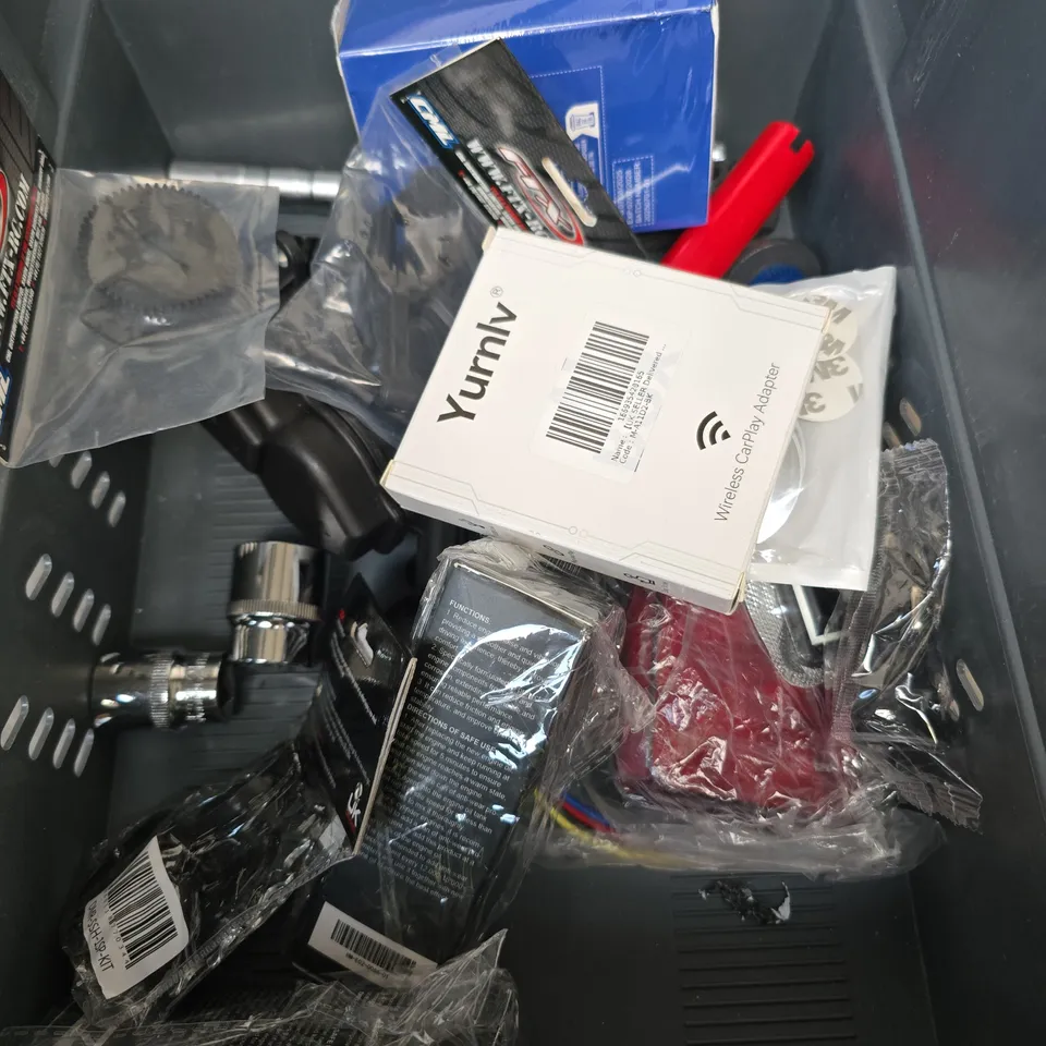 BOX OF ASSORTED CAR ITEMS TO INCLUDE - MINI CAR CHARGER - BOSCH OIL FILTER - SOCKETS 