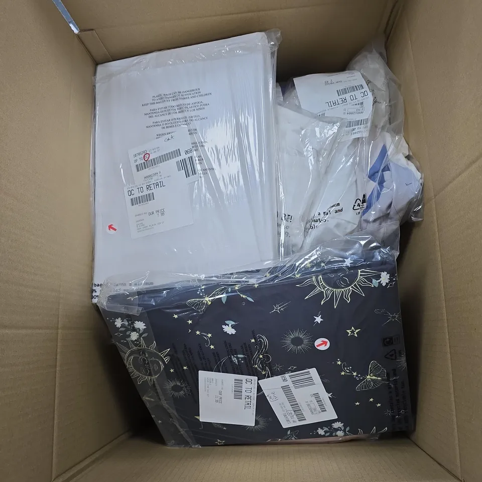 BOX OF APPROXIMATELY 20 ASSORTED HOUSEHOLD ITEMS TO INCLUDE BEDDING AND CLOTHING OF VARIOUS SIZES AND STYLES ETC 
