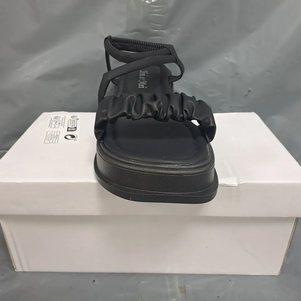BOXED PAIR OF HUI ER MEI OPEN TOE LOW PLATFORM SANDALS IN BLACK SIZE EU 40