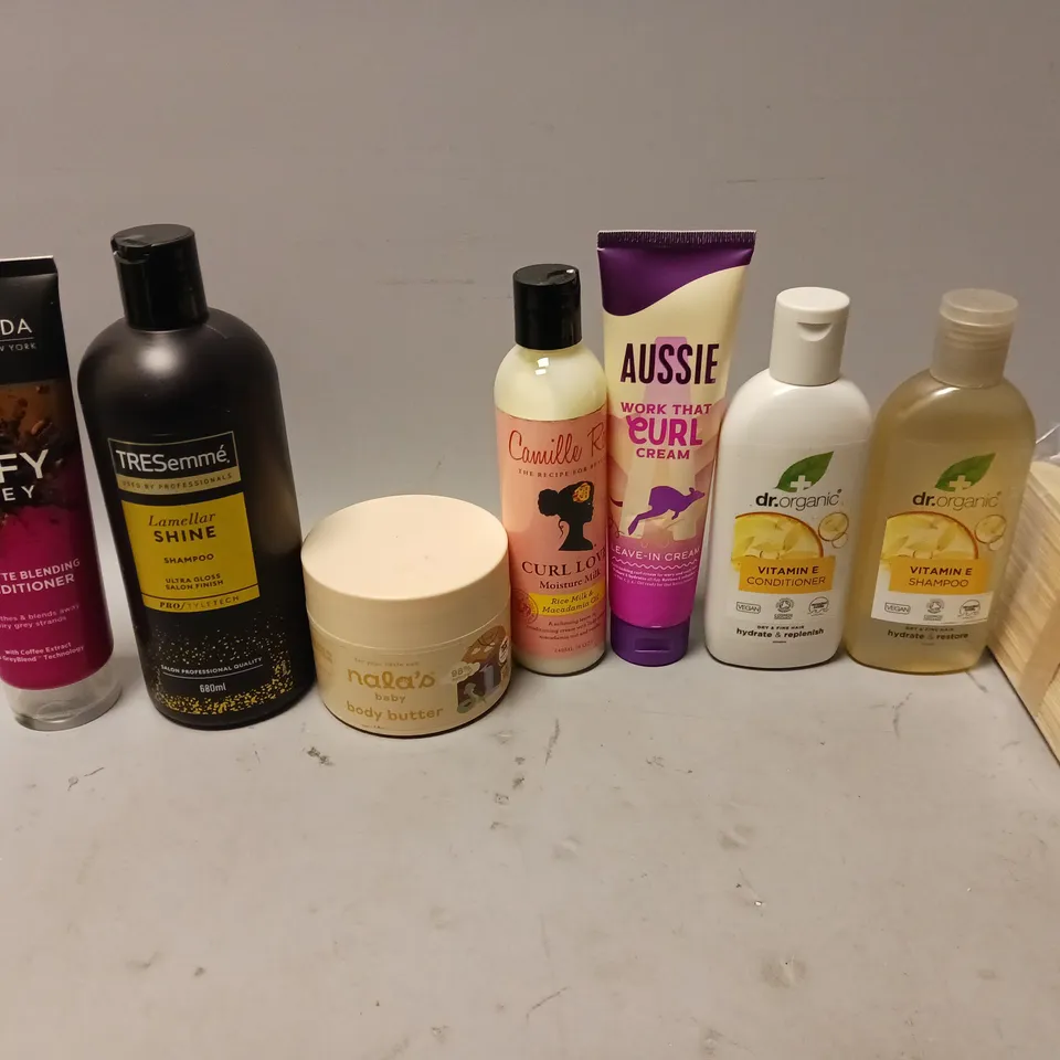 APPROXIMATELY 20 ASSORTED COSMETIC PRODUCTS TO INCLUDE  LAMELLAR SHINE SHAMPOO, BRUNETTE BLENDING CONDITIONER, AND BOOTS FACE CLOTH ETC.