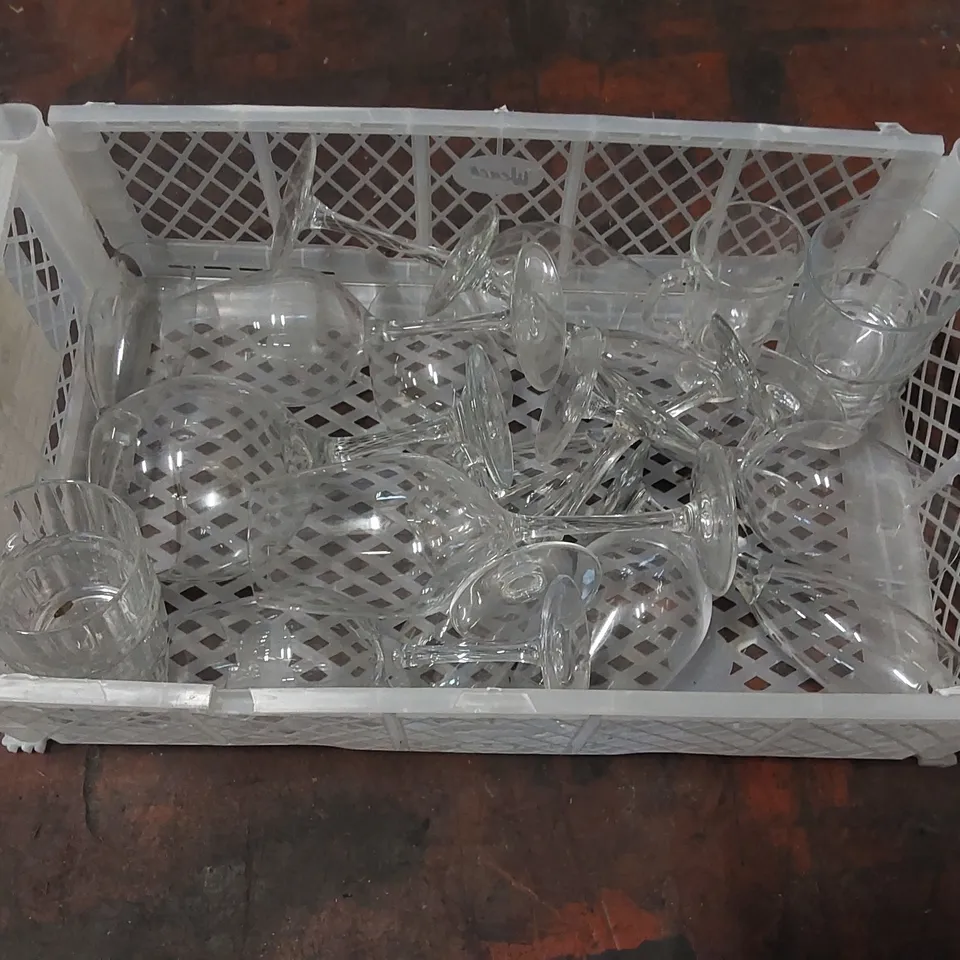 LOT OF ASSORTED GLASSWARE PRODUCTS TO INCLUDE: WINE GLASSES, DRINKS GLASSES ECT - QUANTITY UNSPECIFIED