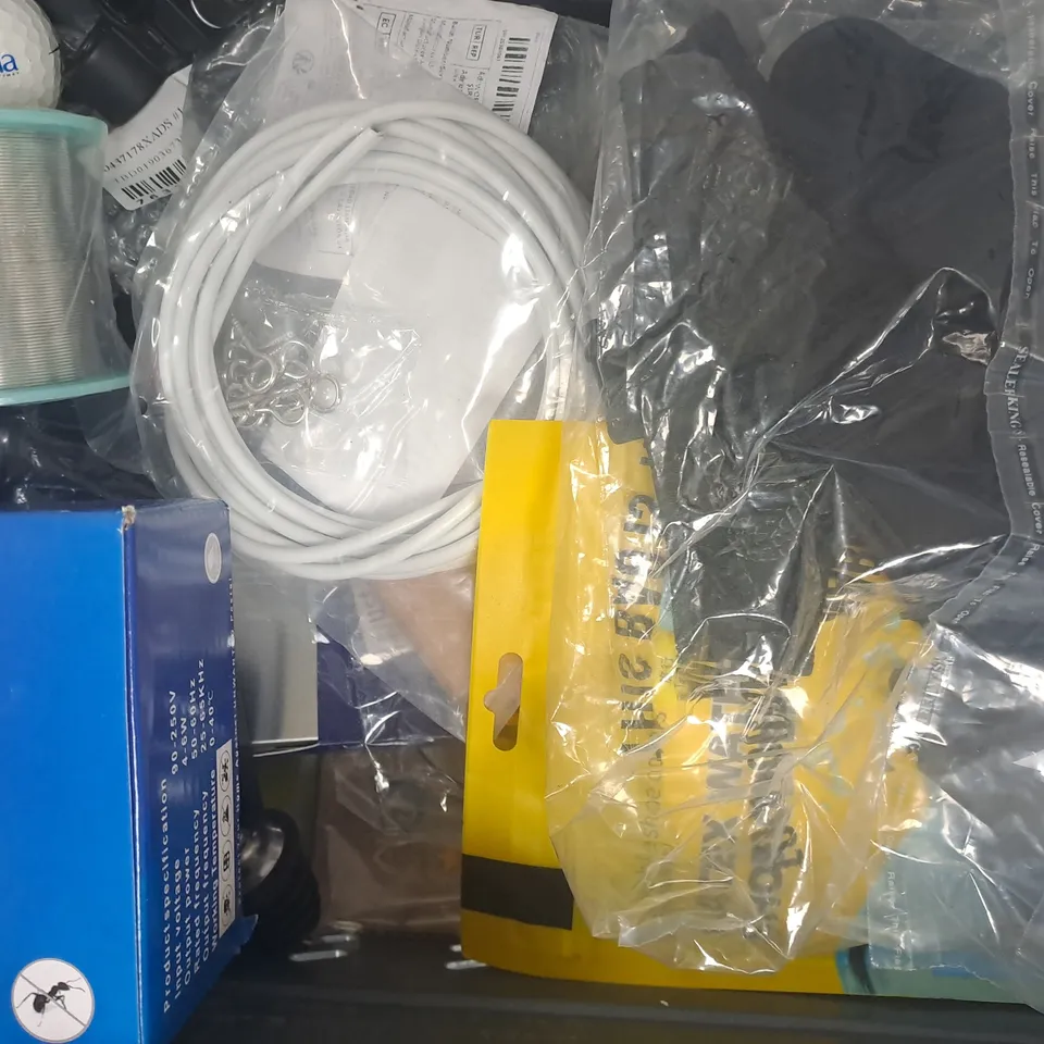 APPROXIMATELY 10 ASSORTED HOUSEHOLD ITEMS TO INCLUDE DUMPLING MOULD, CABLE WIRE CUTTER, ETC