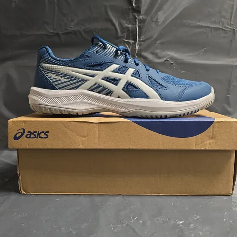 BOXED PAIR OF ASICS UPCOURT 6 TRAINERS IN MAKO BLUE/WHITE SIZE UK 10.5