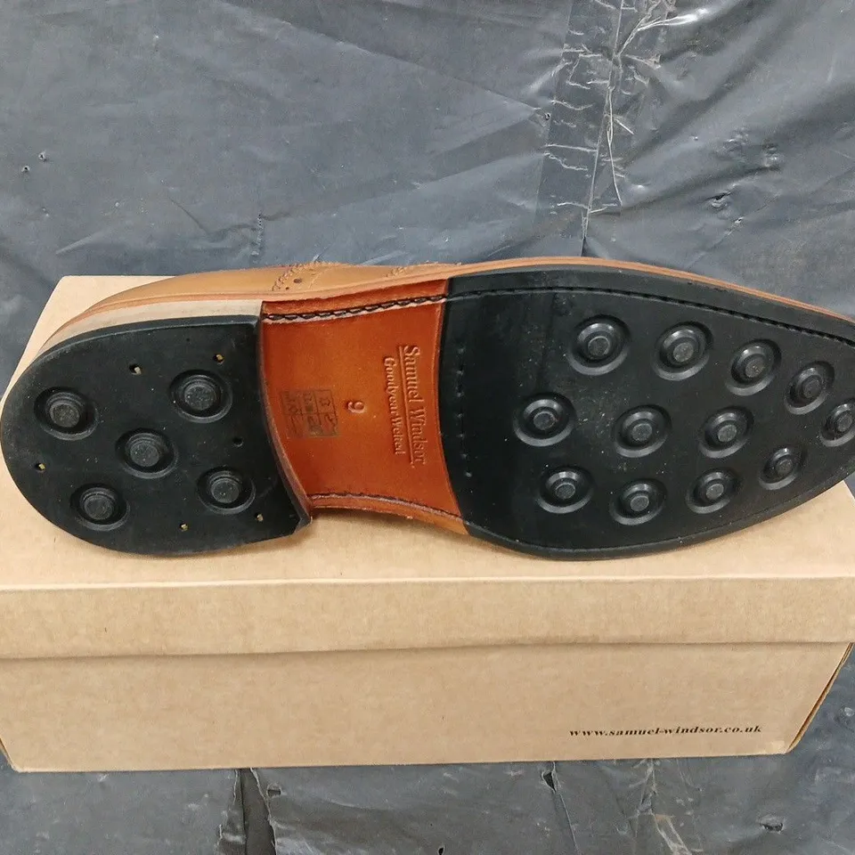 BOXED PAIR OF SAMUEL WINDSOR CASUAL LEATHER SHOES - UK SIZE 9