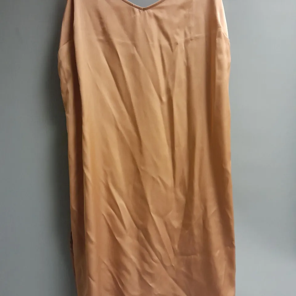 5 ASSORTED WOMEN'S CLOTHING TO INCLUDE DRESSES AND NIGHTWEAR 