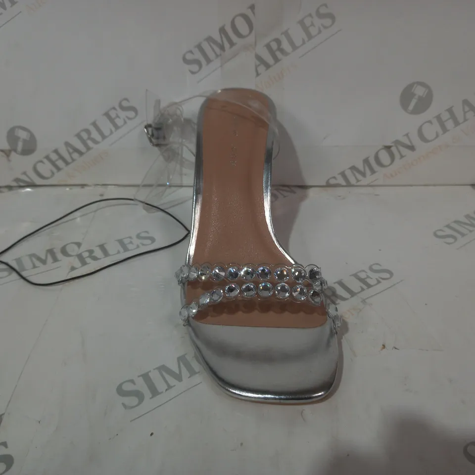 BOXED PAIR OF NEW LOOK OPEN TOE BLOCK HEEL SANDALS IN METALLIC SILVER W. JEWEL EFFECT UK SIZE 4