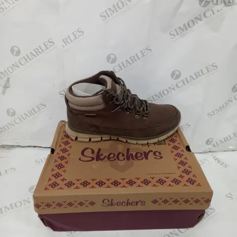 BOXED SKECHERS SYNERGY WARM TECH BOOTS, BROWN - SIZE 6.5