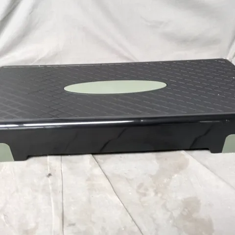 AMAZON BASICS AEROBIC STEP PLATFORM