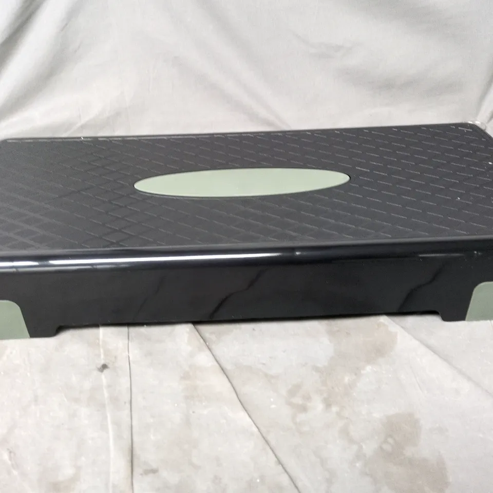AMAZON BASICS AEROBIC STEP PLATFORM