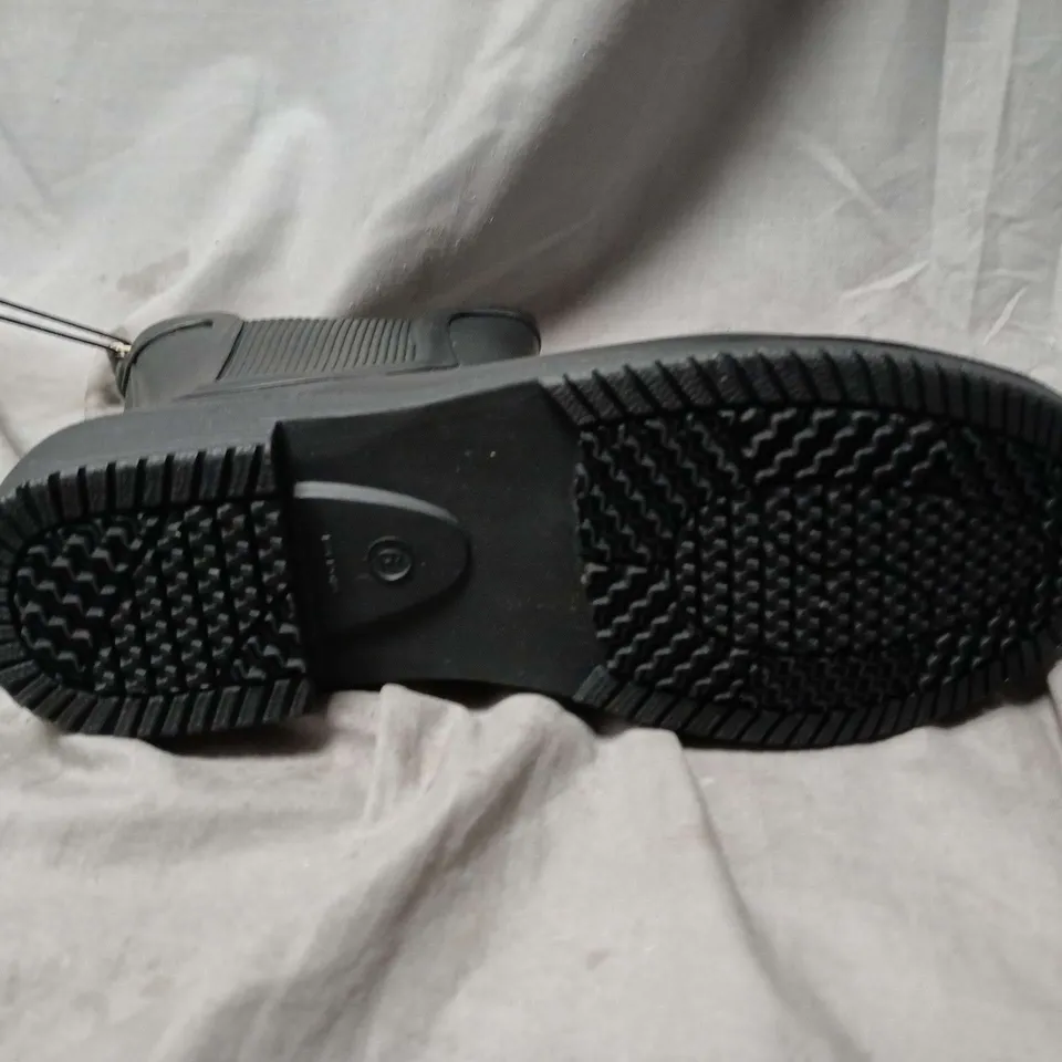 UNBOXED PAIR OF MOUNTAIN WAREHOUSE ANKLE WOMENS RUBBER WELLIES IN BLACK - UK 6