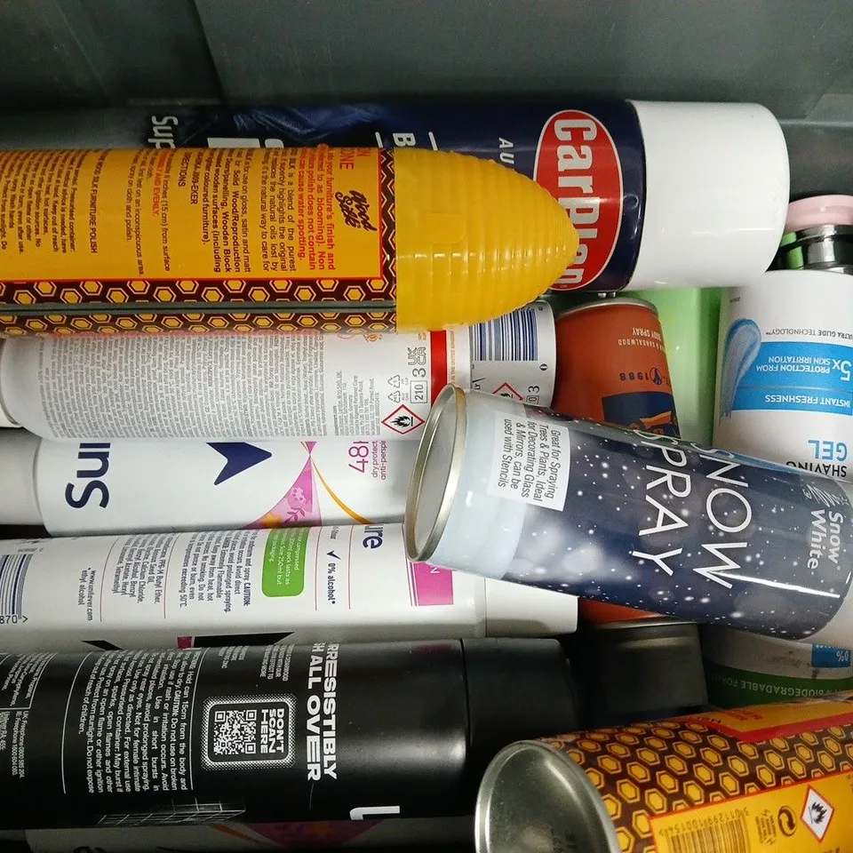 APPROXIMATELY 15 ASSORTED AEROSOLS TO INCLUDE NIVEA SHAVING GEL, CARPLAN DE-ICER, SNOW SPRAY, ETC - COLLECTION ONLY