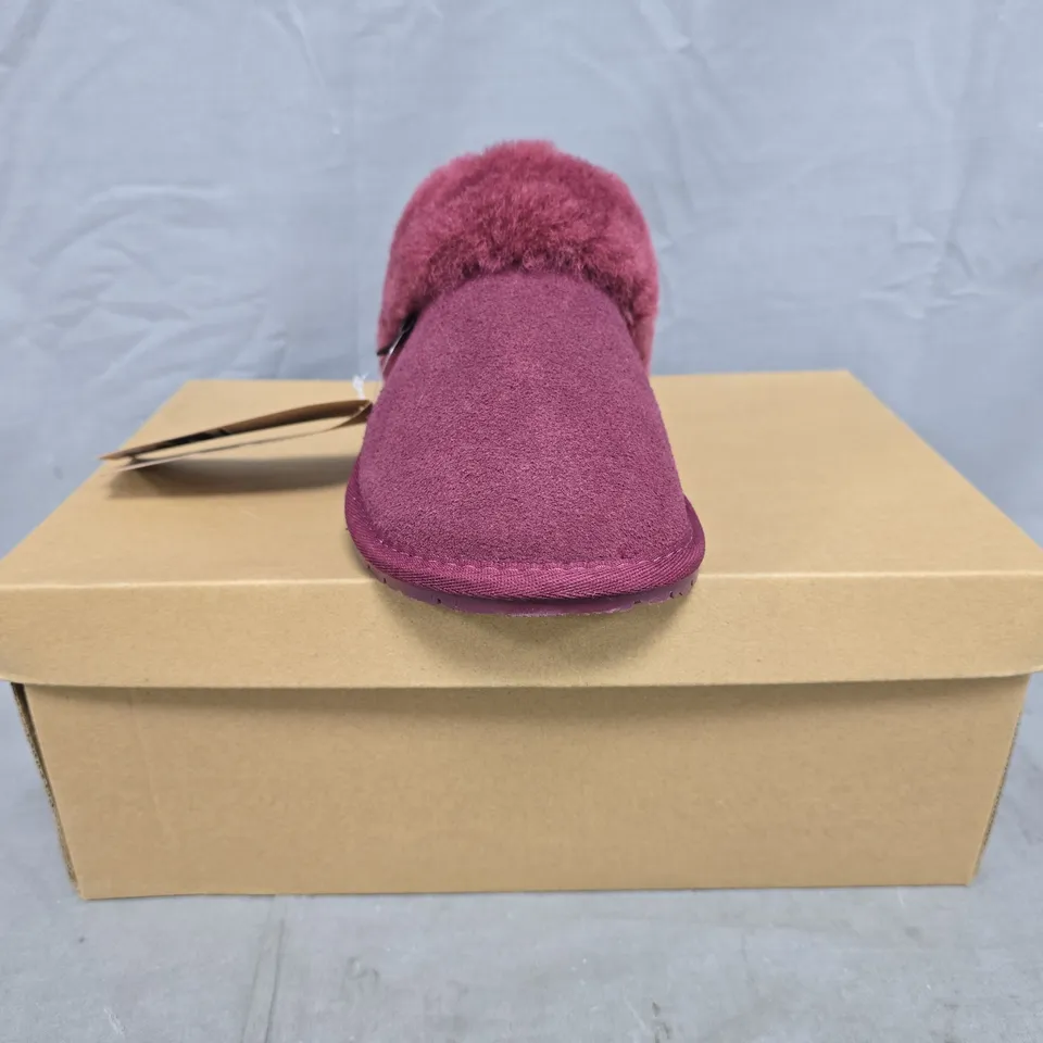 BOXED PAIR OF FENLAND WOMEN'S MULES IN BURGUNDY SIZE 5/6