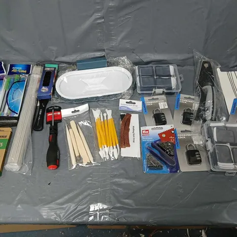 APPROXIMATELY 10 ASSORTED HOUSEHOLD ITEMS TO INCLUDE - 