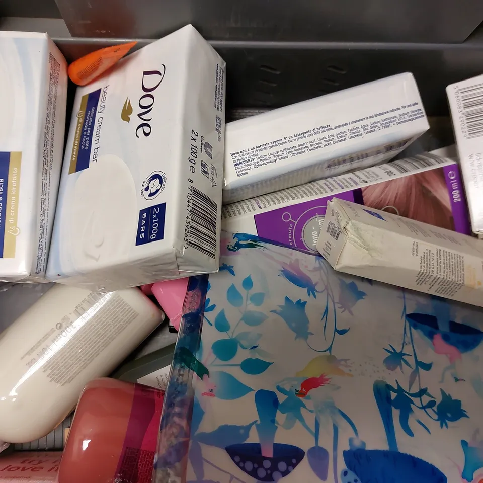 BOX OF APPROX 15 COSMETIC ITEMS TO INCLUDE BJORK AND BERRIES FACE OIL, DIRTY WORKS BATH FIZZER TRIO AND LUSH SNOW FAIRY SHOWER GEL