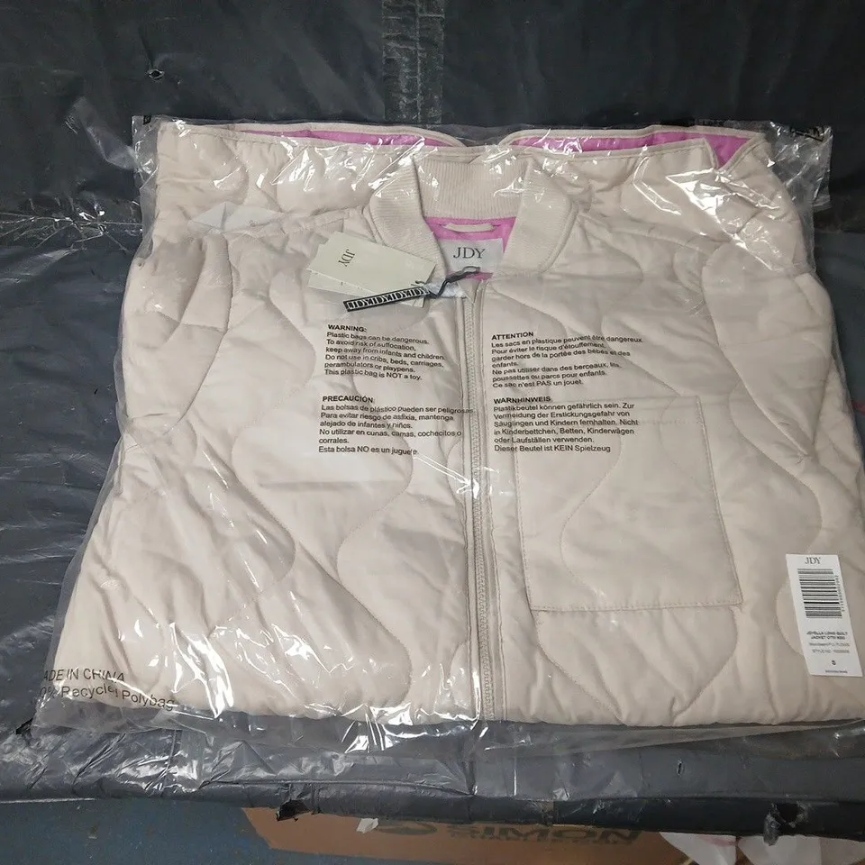 BAGGED JDY ELLA QUILTED COAT IN MOONBEAM - SMALL