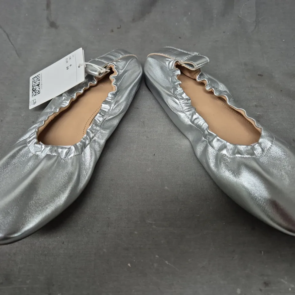 BOXED PAIR OF H&M SLIP-ON SHOES IN METALLIC SILVER UK SIZE 6