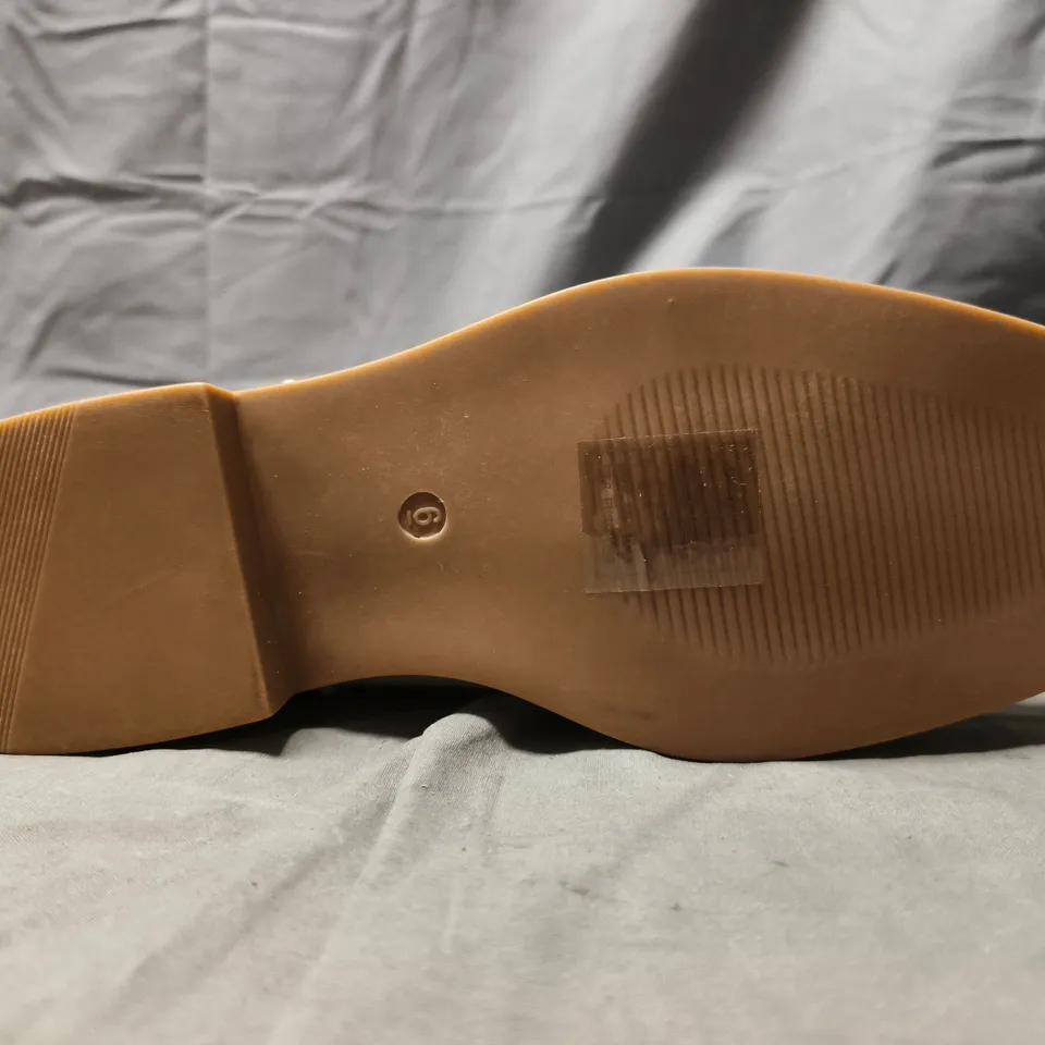 BOXED PAIR OF GLAMOROUS WIDE FIT EMBROIDERED WESTERN BOOTS IN CREAM SIZE UK 6