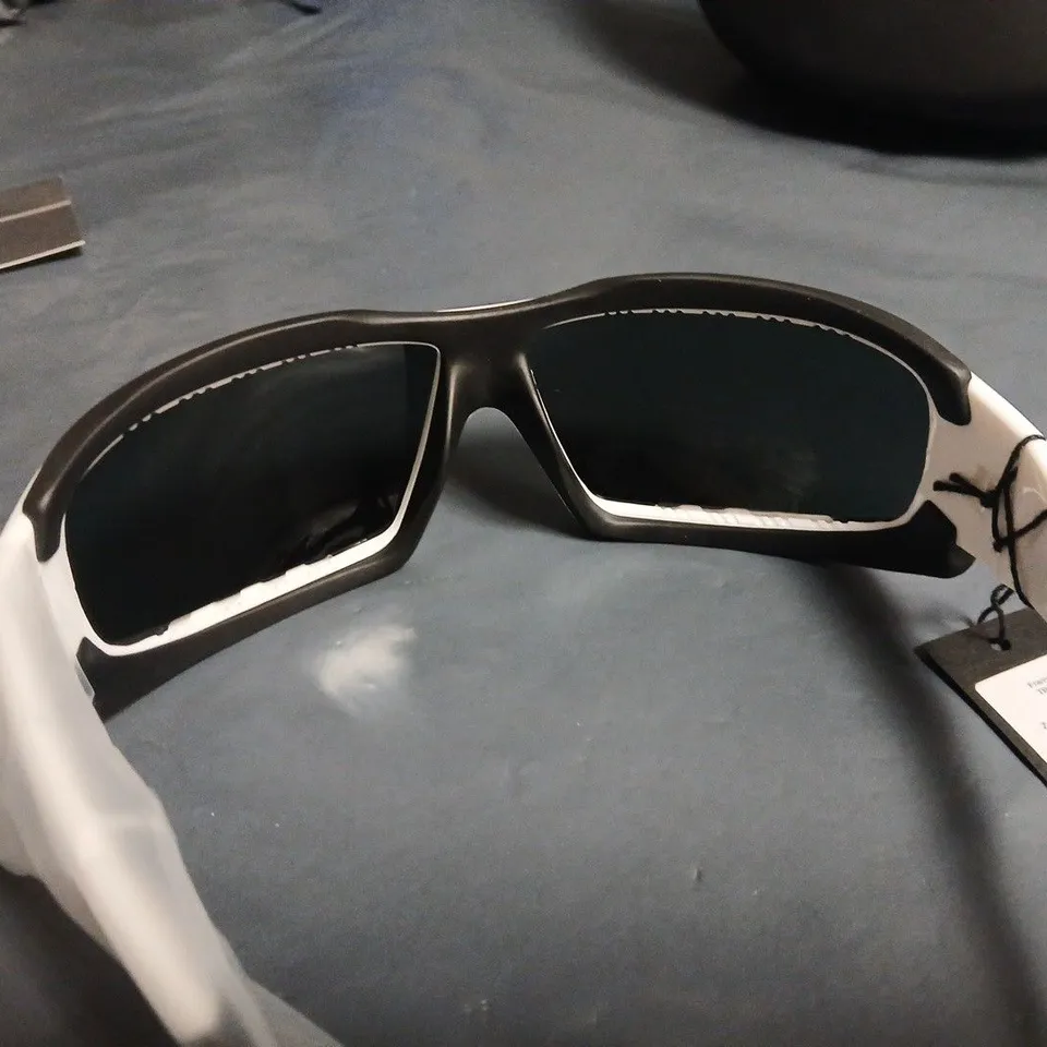 BOXED LIP-SUNGLASSES TYPOON IN GLOSS WHITE/BLACK