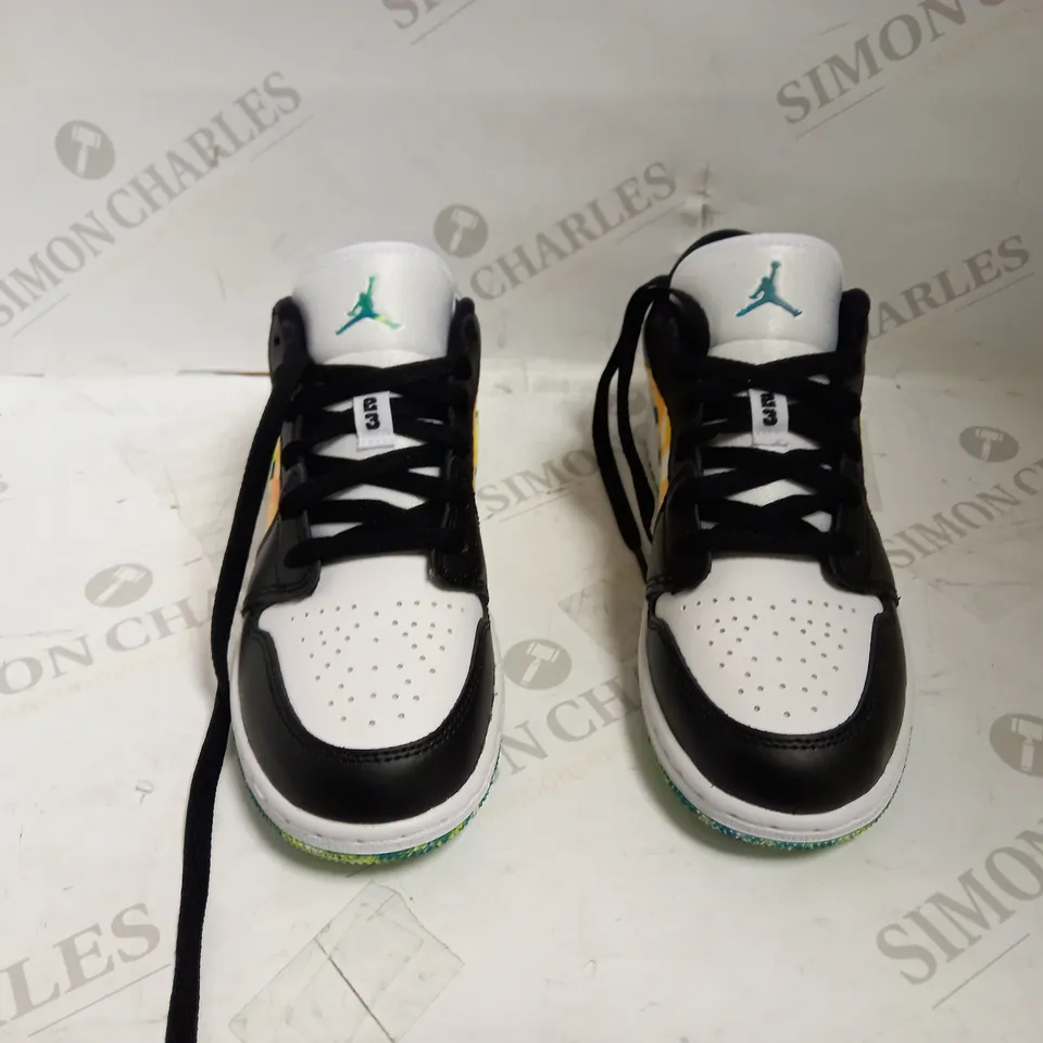 AIR JORDAN 1 LOW SE GS BLACK/WHITE-TEAM ORANGE SIZE UK 4 