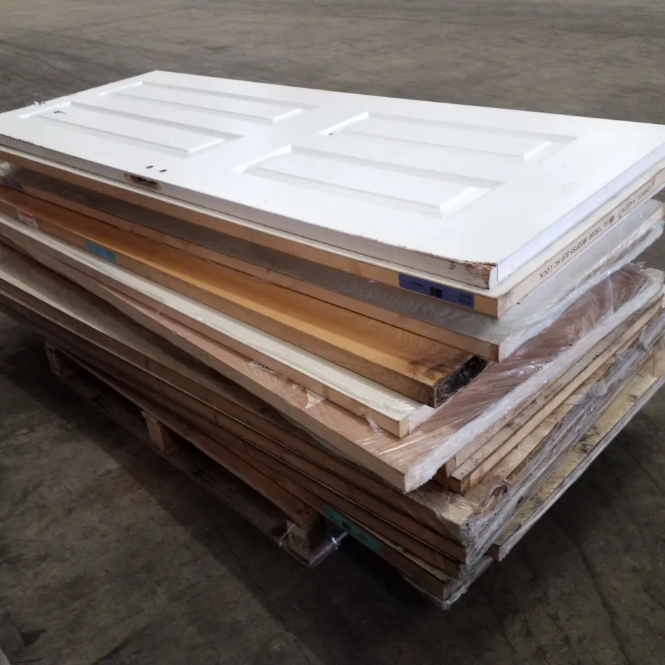 PALLET CONTAINING 15 ASSORTED WOODEN DOORS
