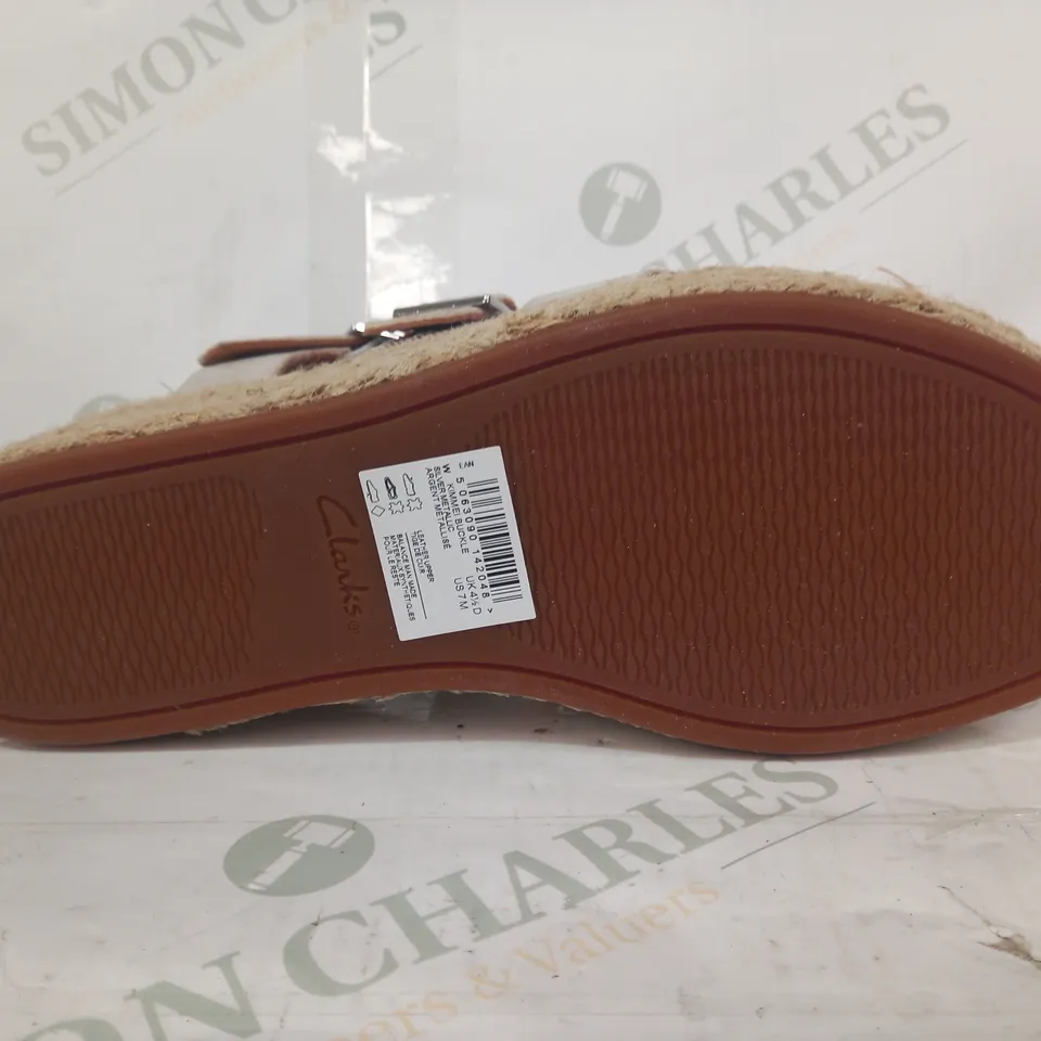 BOXED PAIR OF CLARKS KIMMEI BUCKLE OPEN TOE SANDALS IN METALLIC SILVER UK SIZE 4.5