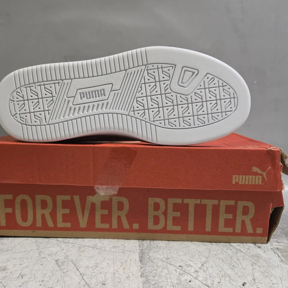 BOXED PAIR OF PUMA CAVEN 2.0 SHOES IN WHITE/SILVER SIZE UK 4