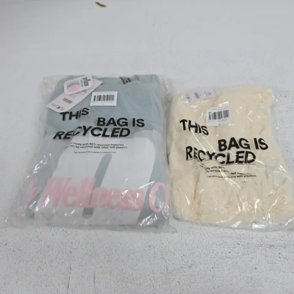 APPROXIMATELY 10 ASSORTED CLOTHING ITEMS IN VARIOUS SIZES, COLOURS & STYLES TO INCLUDE SOFIA LACE LONG SLEEVE TEE, LCN PLUSH DROP SHOULDER SWEATSHIRT, ETC