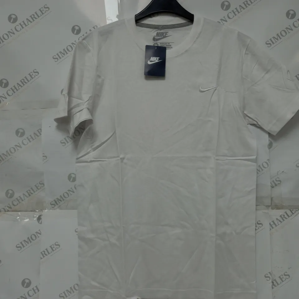 NIKE EMBROIDED LOGO T-SHIRT IN WHITE - MEDIUM